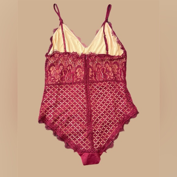 Boohoo Burgundy Lace Bodysuit 🌹 - Picture 3 of 9